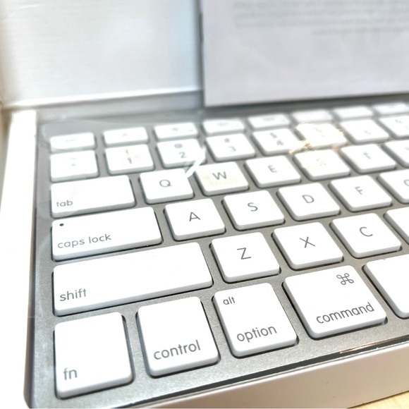 Apple KeyBoard Wireless. Bluetooth. Uses 2 AA Batteries. EUC. White & Silver - Picture 8 of 11